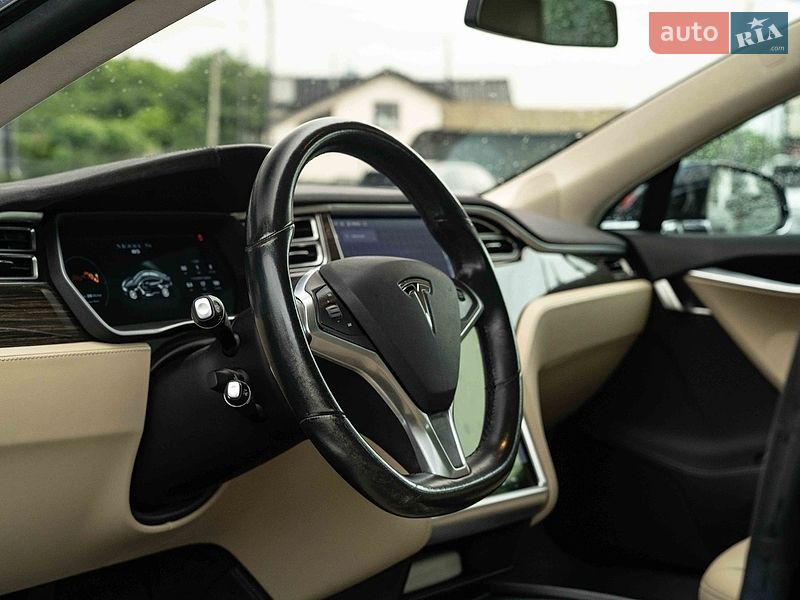 Лифтбек Tesla Model S 2015 в Черновцах
