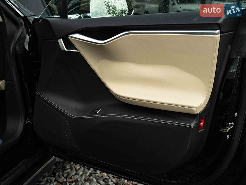 Лифтбек Tesla Model S 2015 в Черновцах