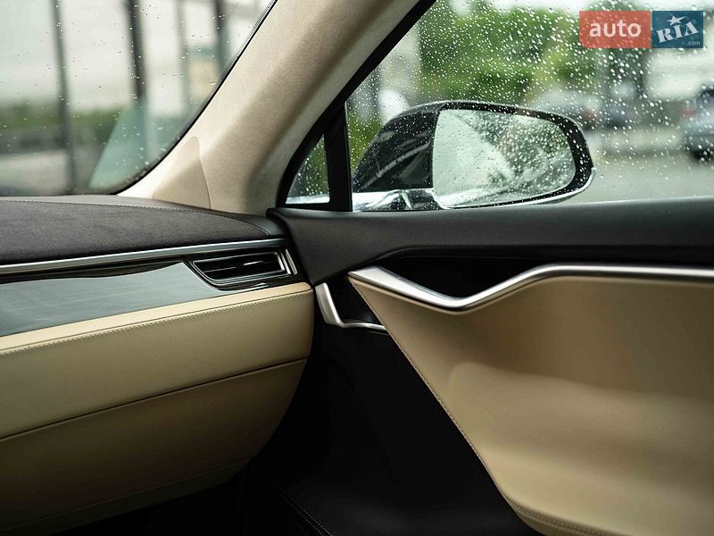 Лифтбек Tesla Model S 2015 в Черновцах