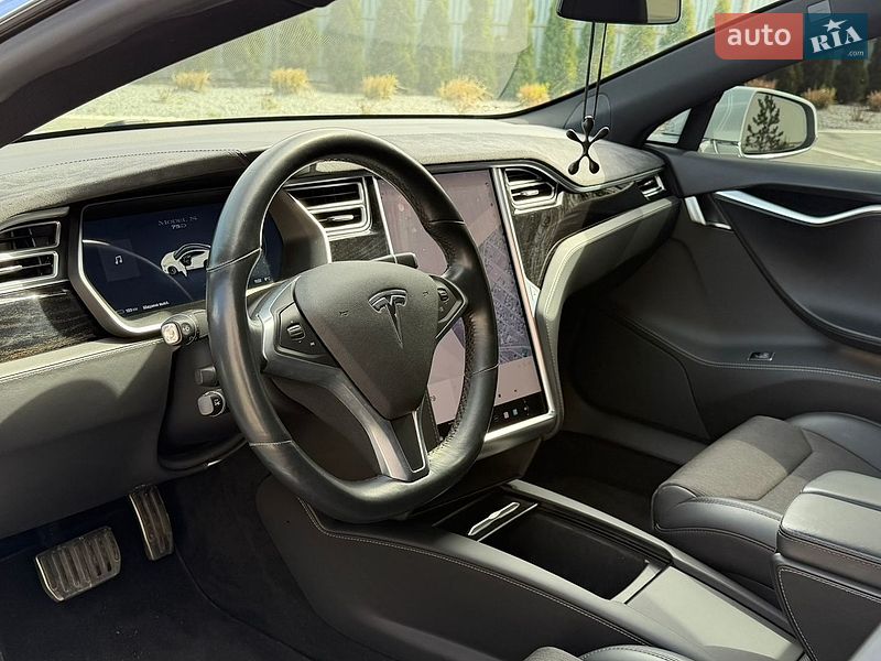Лифтбек Tesla Model S 2017 в Луцке