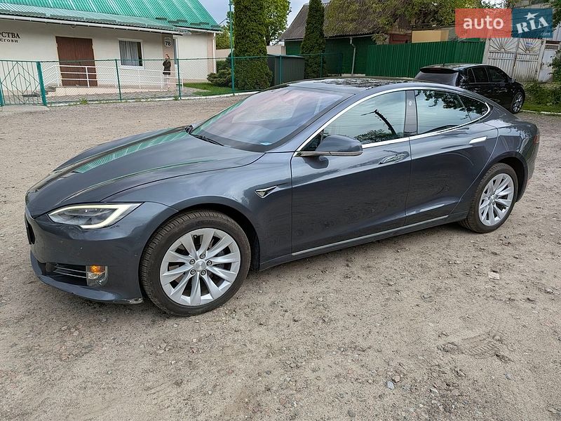 Лифтбек Tesla Model S 2018 в Киеве