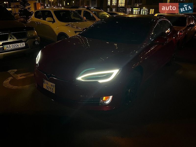 Лифтбек Tesla Model S 2016 в Киеве