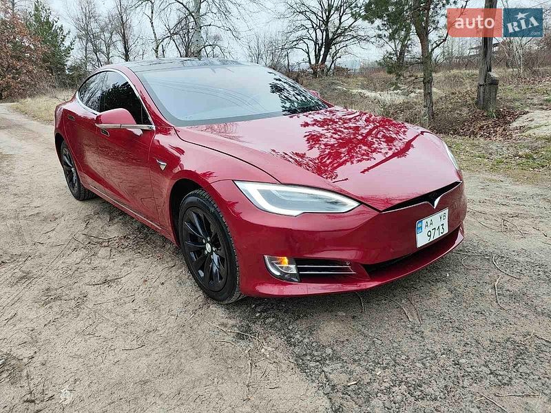 Лифтбек Tesla Model S 2016 в Киеве