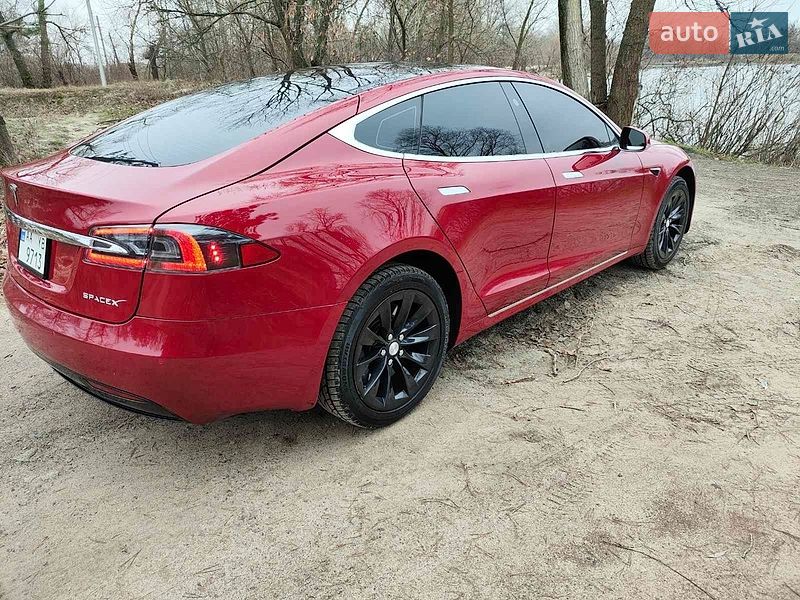 Лифтбек Tesla Model S 2016 в Киеве