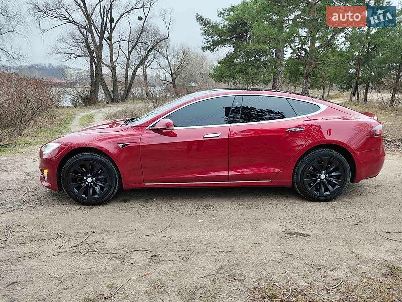Лифтбек Tesla Model S 2016 в Киеве