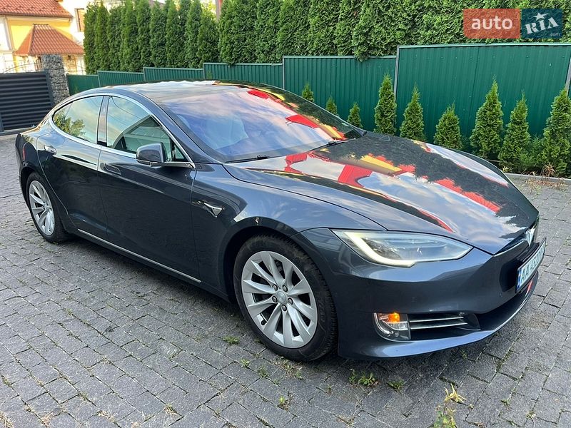 Лифтбек Tesla Model S 2017 в Черновцах
