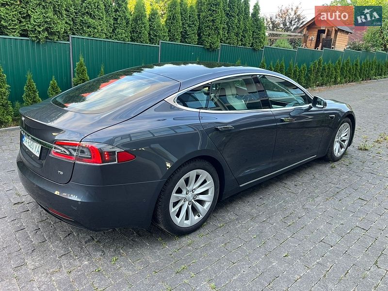 Лифтбек Tesla Model S 2017 в Черновцах
