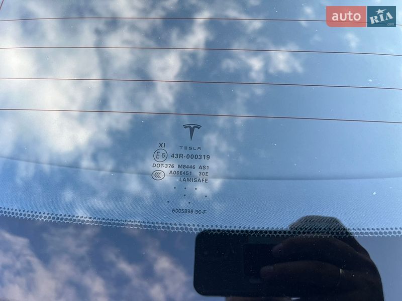 Лифтбек Tesla Model S 2017 в Черновцах
