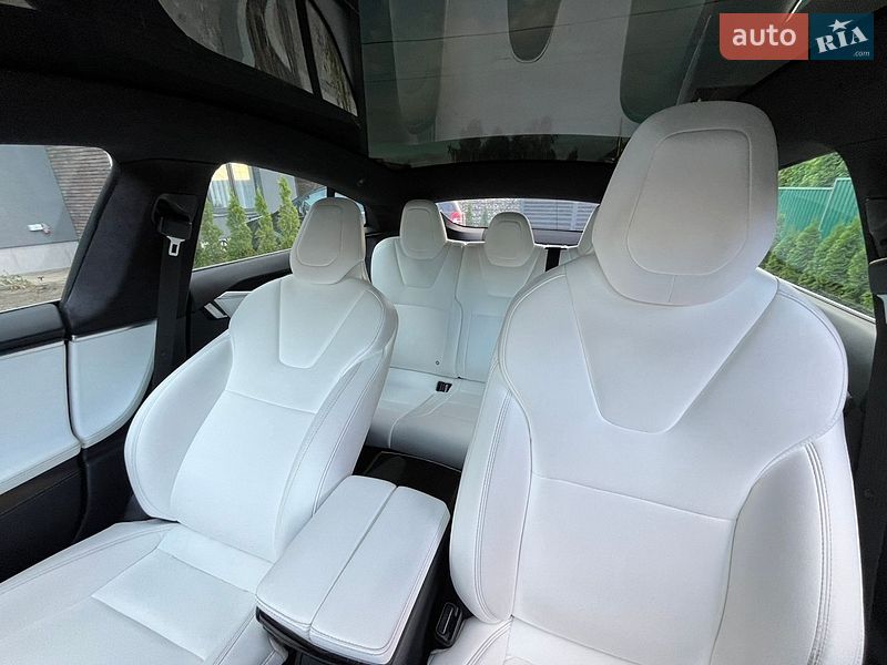 Лифтбек Tesla Model S 2017 в Черновцах