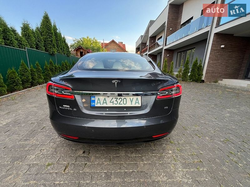 Лифтбек Tesla Model S 2017 в Черновцах