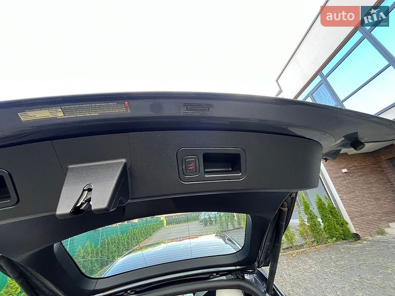 Лифтбек Tesla Model S 2017 в Черновцах