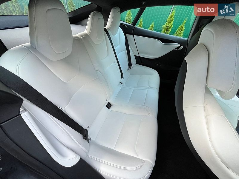 Лифтбек Tesla Model S 2017 в Черновцах