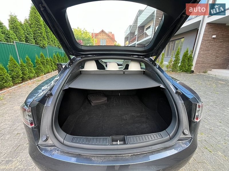 Лифтбек Tesla Model S 2017 в Черновцах