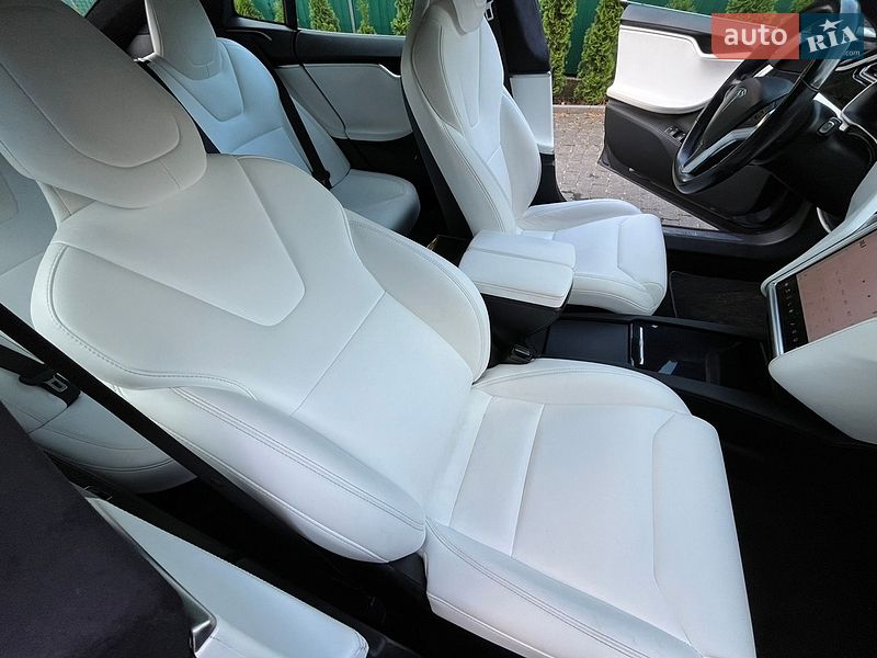 Лифтбек Tesla Model S 2017 в Черновцах