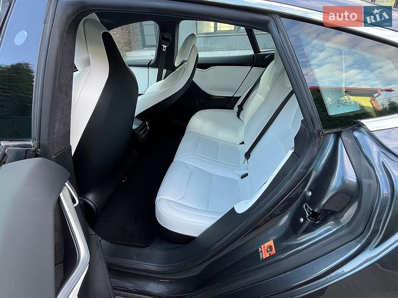 Лифтбек Tesla Model S 2017 в Черновцах