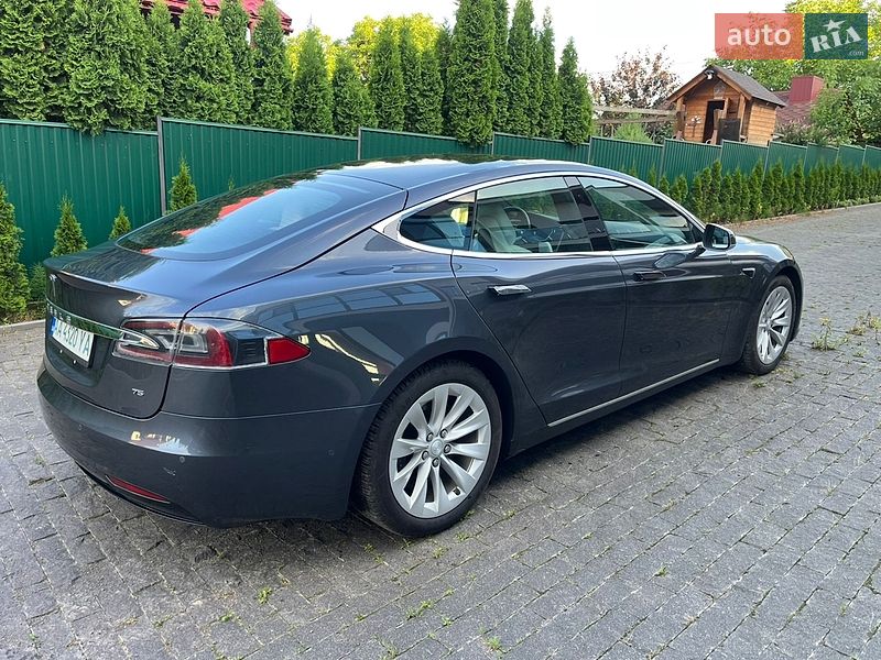 Лифтбек Tesla Model S 2017 в Черновцах