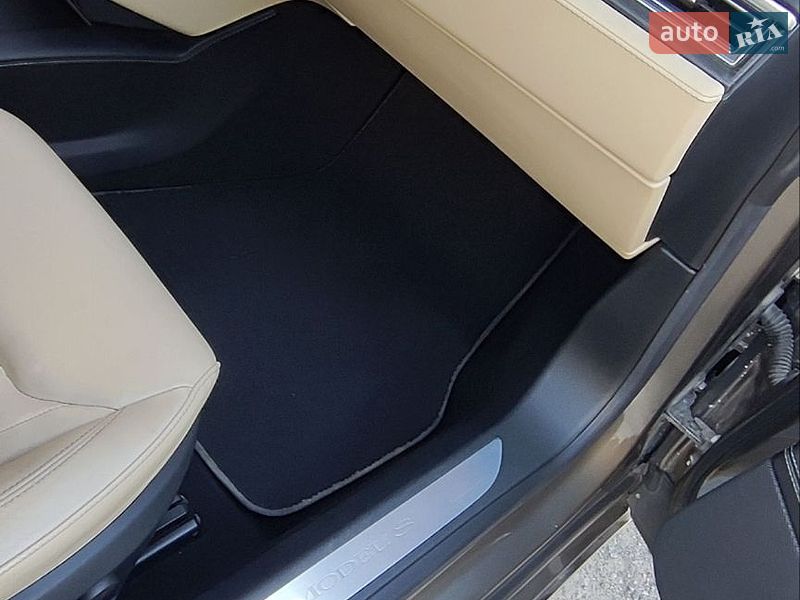 Ліфтбек Tesla Model S 2016 в Черкасах фото 17 Ліфтбек Tesla Model S 2016 в Черкасах