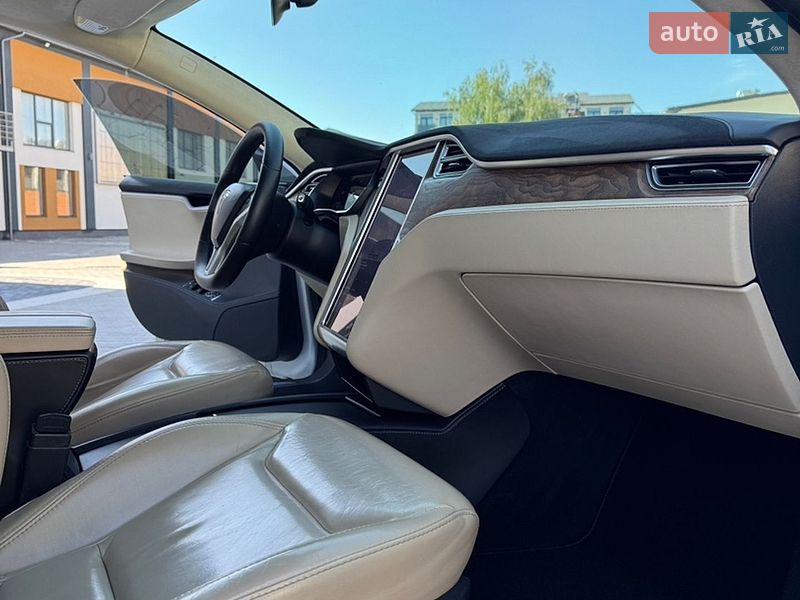 Ліфтбек Tesla Model S 2016 в Коломиї
