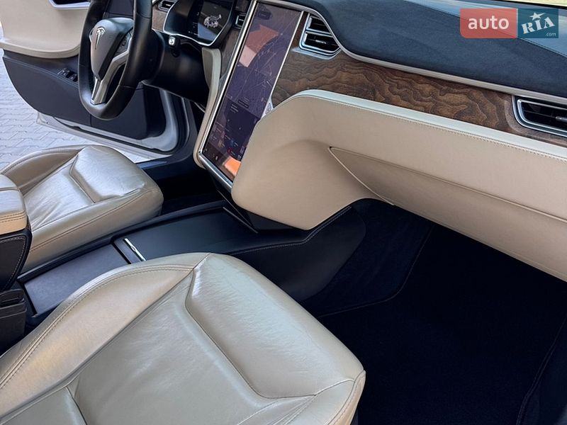 Ліфтбек Tesla Model S 2016 в Коломиї