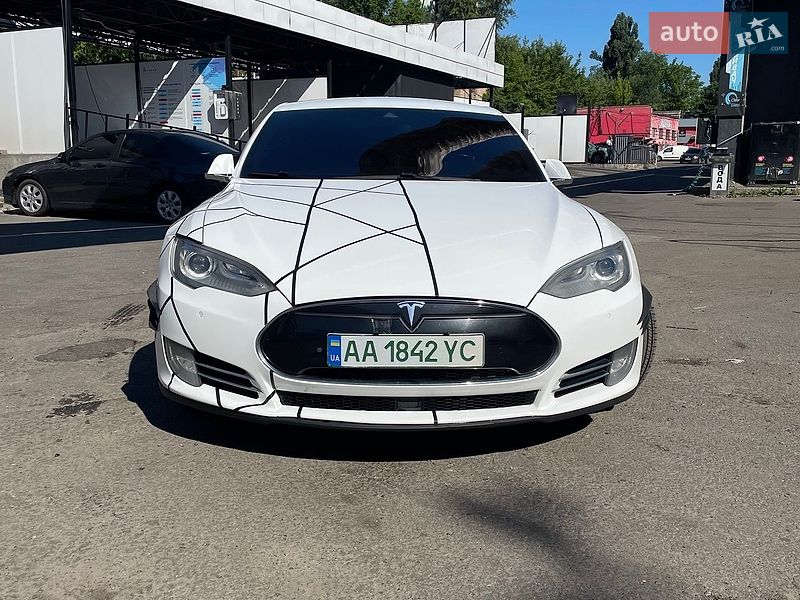 Ліфтбек Tesla Model S 2015 в Києві