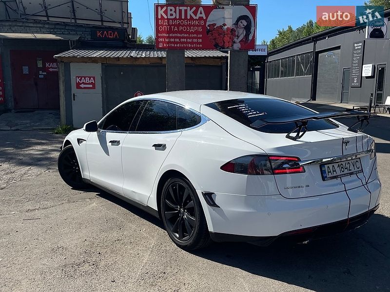 Ліфтбек Tesla Model S 2015 в Києві