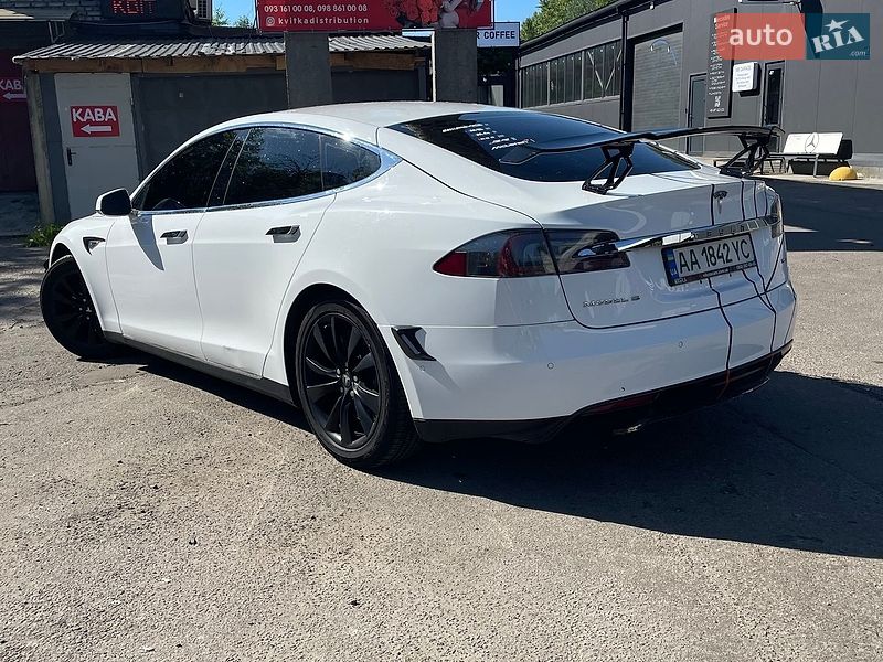 Ліфтбек Tesla Model S 2015 в Києві