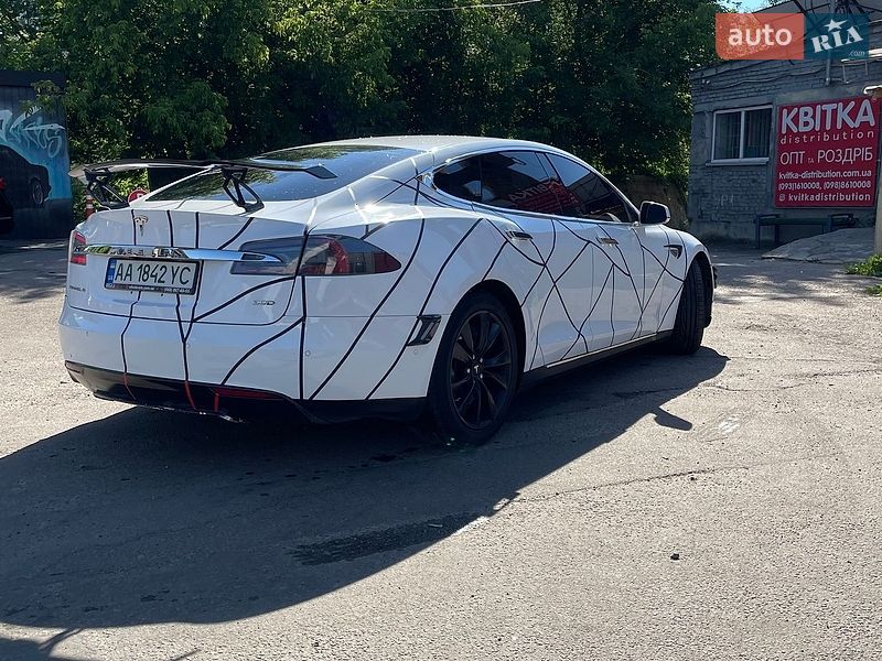 Ліфтбек Tesla Model S 2015 в Києві
