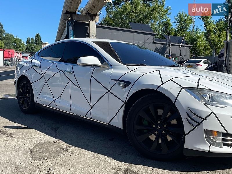 Ліфтбек Tesla Model S 2015 в Києві