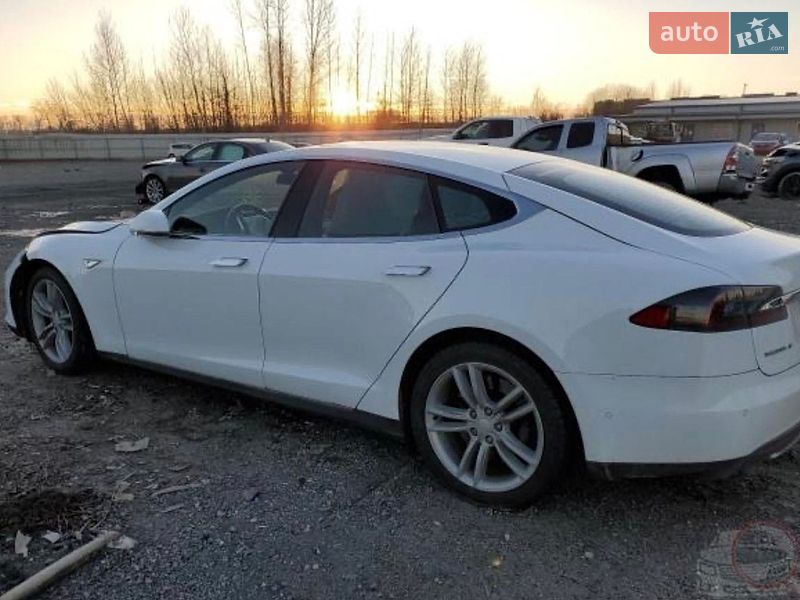 Ліфтбек Tesla Model S 2015 в Києві