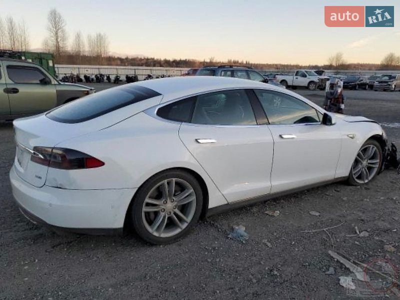 Ліфтбек Tesla Model S 2015 в Києві