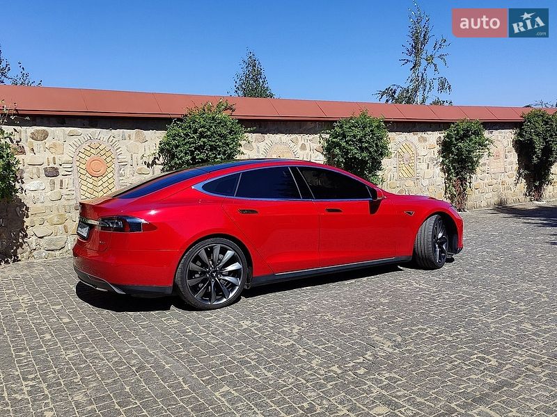 Ліфтбек Tesla Model S 2015 в Чернівцях