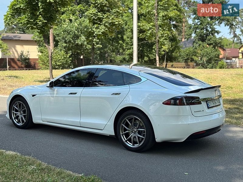 Лифтбек Tesla Model S 2016 в Буче