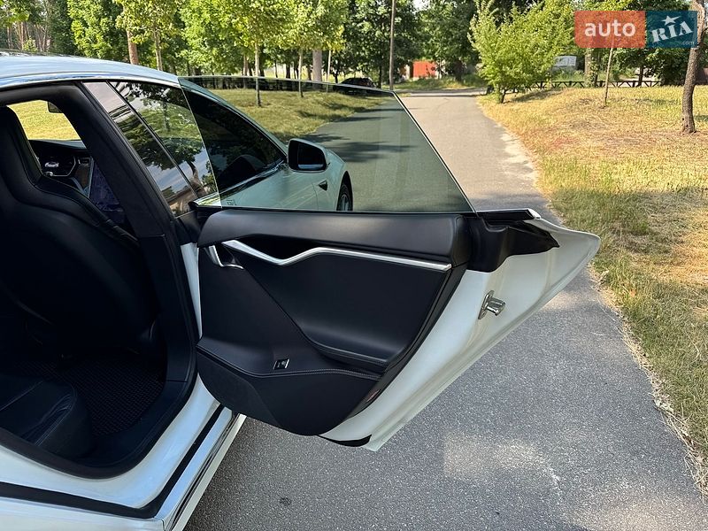 Лифтбек Tesla Model S 2016 в Буче