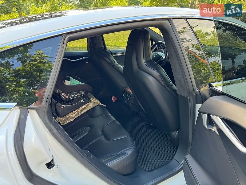 Лифтбек Tesla Model S 2016 в Буче
