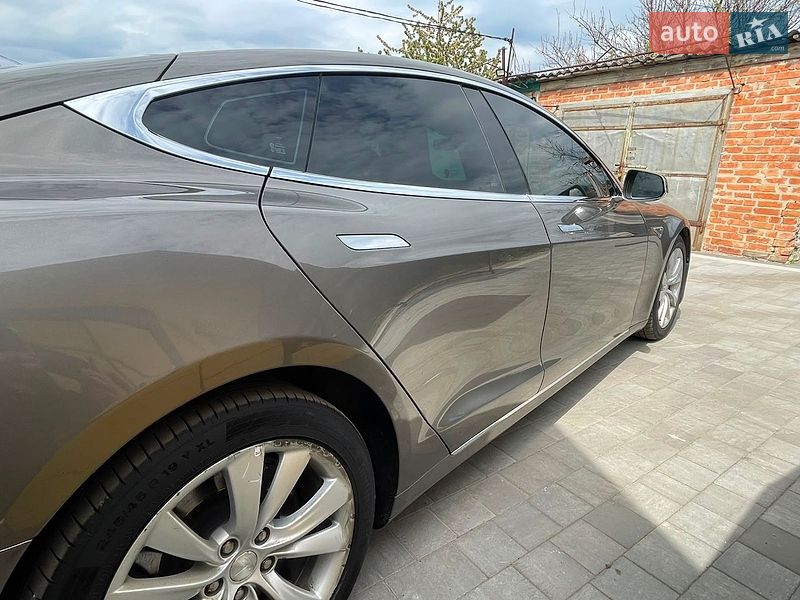 Лифтбек Tesla Model S 2016 в Полтаве
