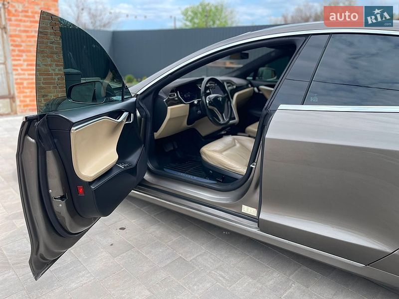 Лифтбек Tesla Model S 2016 в Полтаве