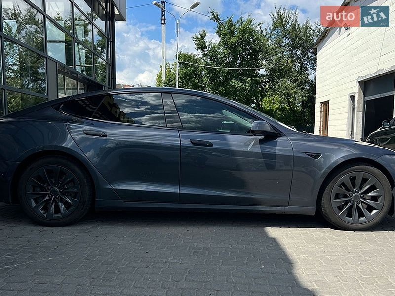 Лифтбек Tesla Model S 2017 в Ивано-Франковске
