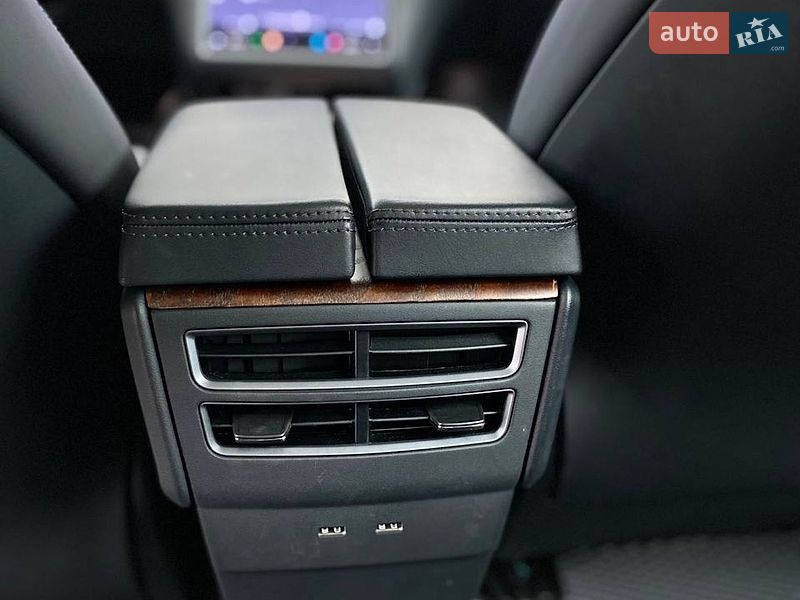 Лифтбек Tesla Model S 2019 в Киеве