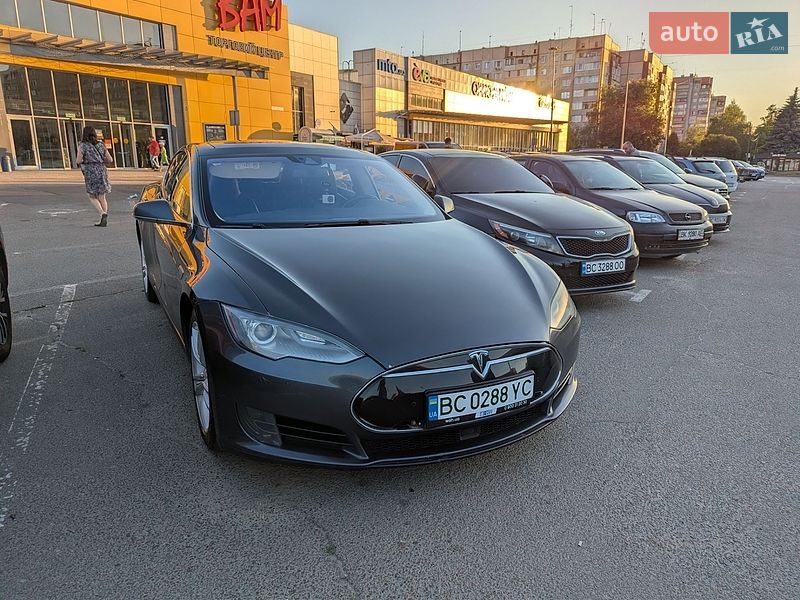 Ліфтбек Tesla Model S 2015 в Львові