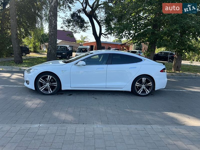 Лифтбек Tesla Model S 2015 в Бродах