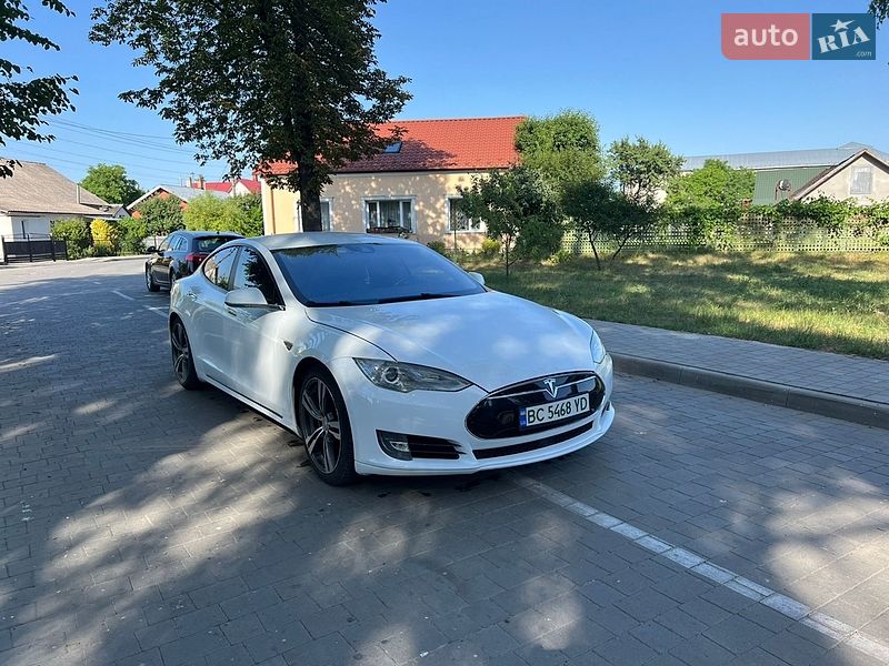 Лифтбек Tesla Model S 2015 в Бродах
