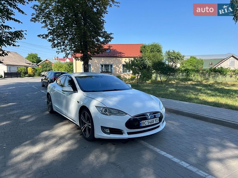 Лифтбек Tesla Model S 2015 в Бродах