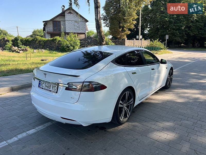 Лифтбек Tesla Model S 2015 в Бродах