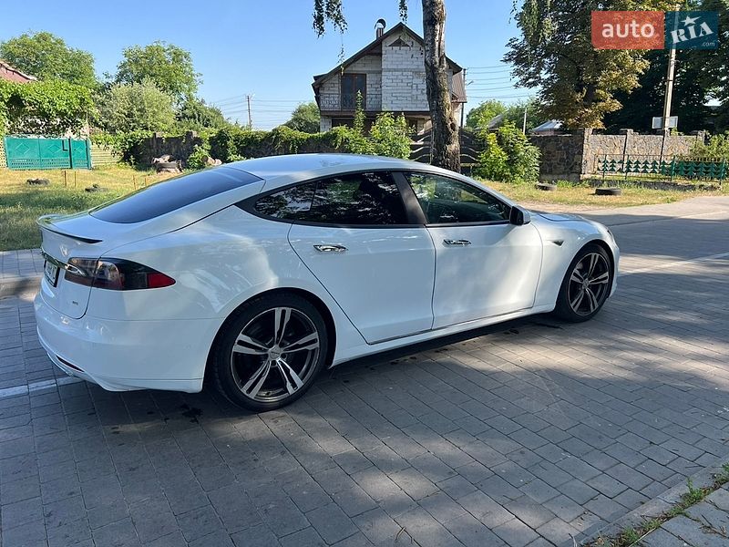 Лифтбек Tesla Model S 2015 в Бродах