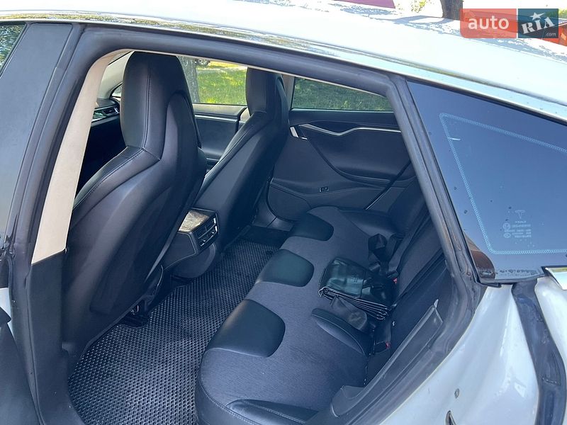 Лифтбек Tesla Model S 2015 в Бродах