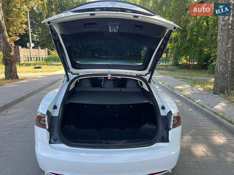 Лифтбек Tesla Model S 2015 в Бродах