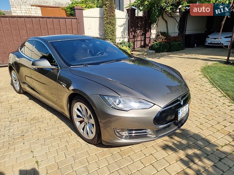 Лифтбек Tesla Model S 2015 в Николаеве