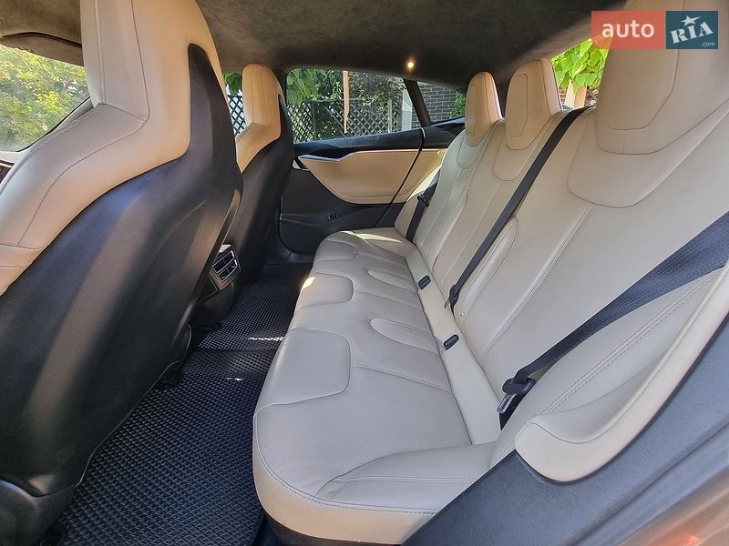 Лифтбек Tesla Model S 2015 в Николаеве