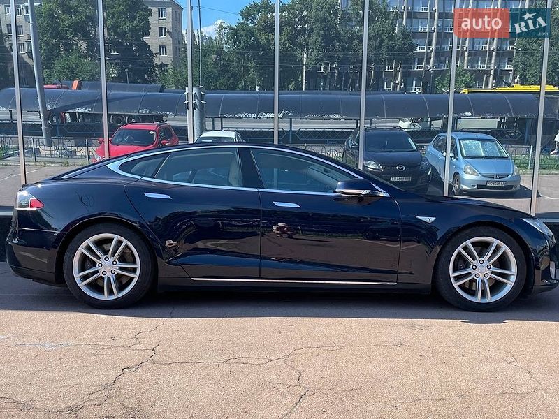 Лифтбек Tesla Model S 2015 в Киеве