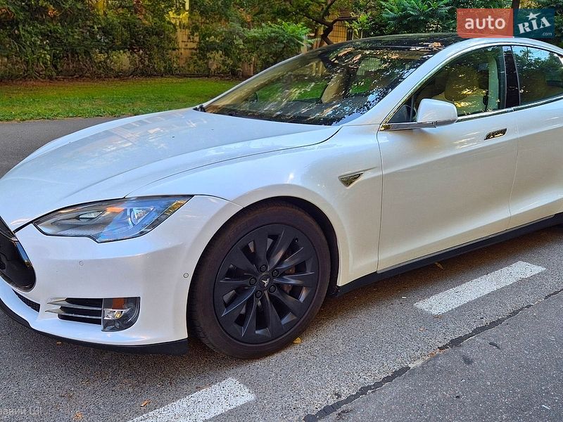 Лифтбек Tesla Model S 2015 в Киеве